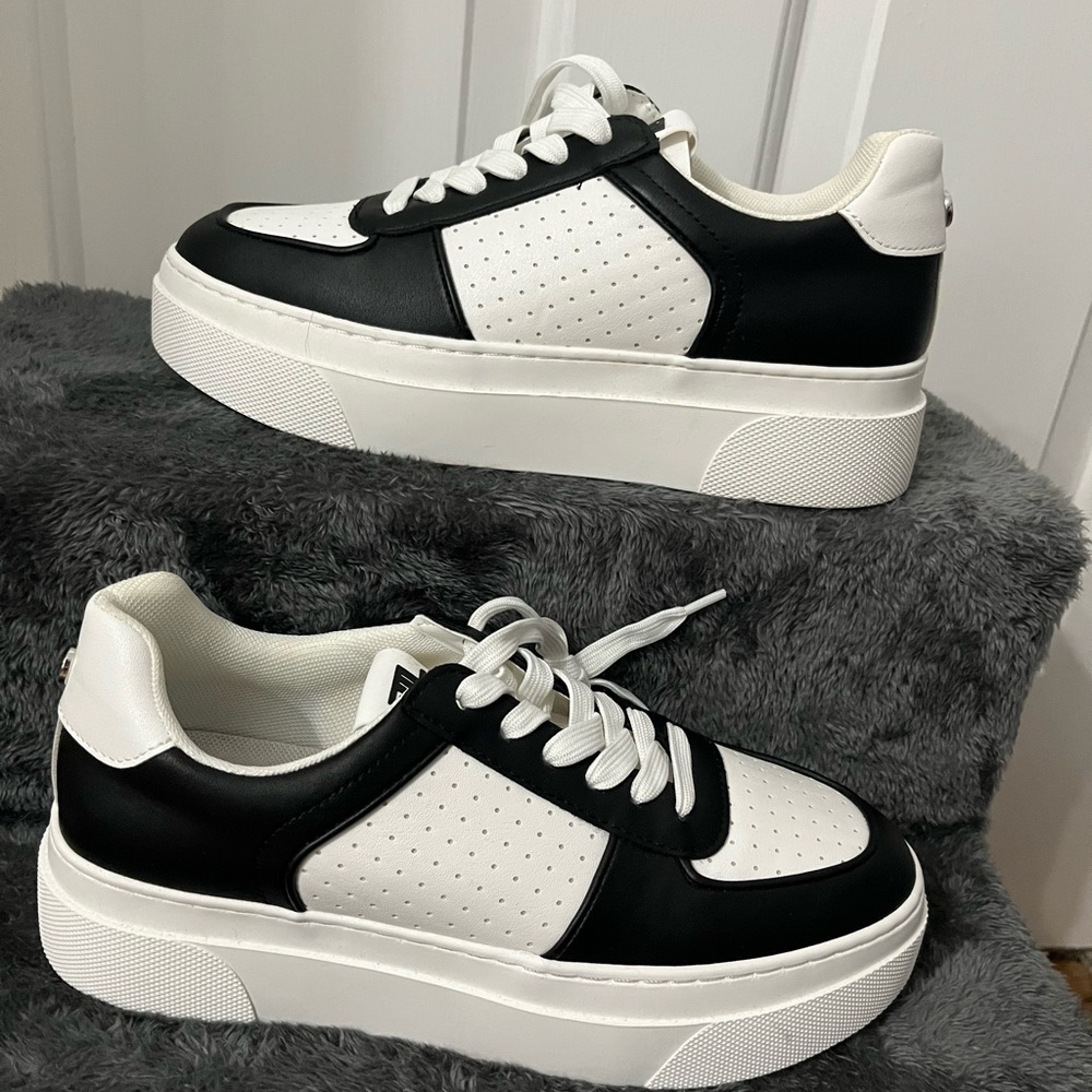 Size 9: Steve Madden Sneakers
